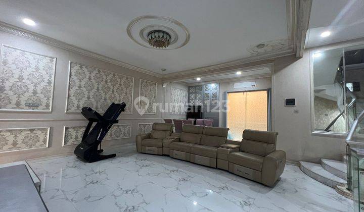 Rumah 3 Lantai Bagus Furnished SHM di Darmo Hill, Surabaya 2