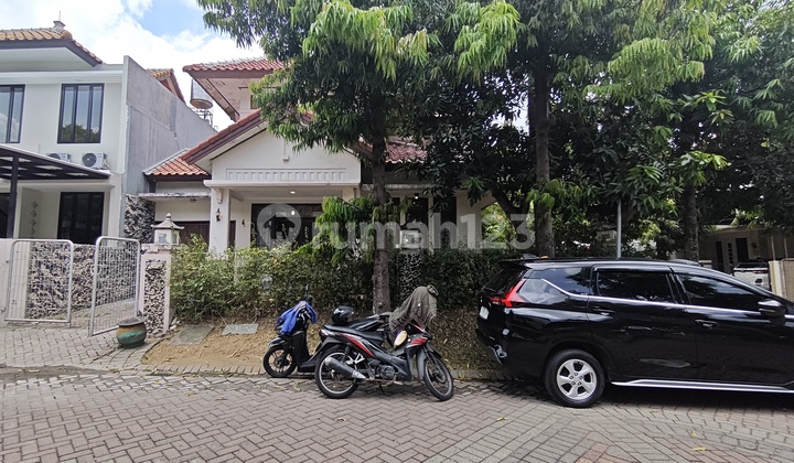Rumah 2 Lantai Bagus SHM di Graha Family, Surabaya