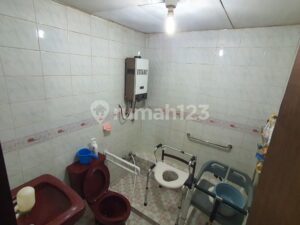 Rumah Pulomas Lebar Jalan 3 Mobil Cocok untuk Bangun Kembali