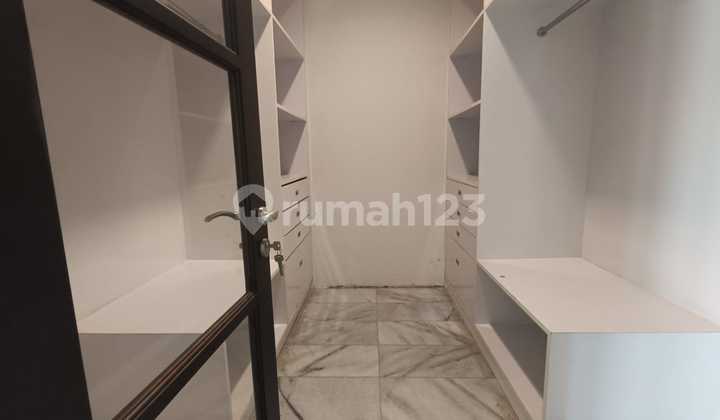 Rumah cipete bebas banjir ada kolam renang dan dalam cluster