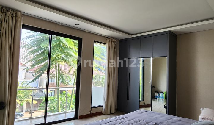 Rumah mewah Cinere Villa Delima Lebak Bulus ada kolam renang