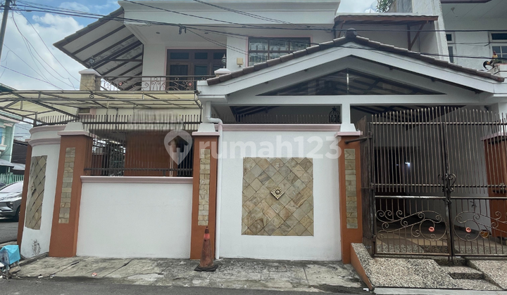 Jual Rumah Hoek 2,5 Lantai Tanjung Duren, Semifurnished, Depan Lapangan Olahraga, Cocok untuk Usaha Rumah Kost