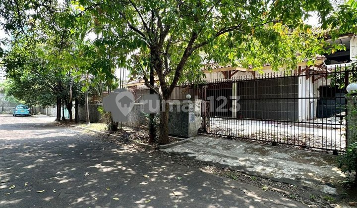 FOR SALE – Rumah Tua Hitung Tanah di Simprug Golf, Jakarta Selatan FOR SALE – Rumah Tua Hitung Tanah di Simprug Golf, Jakarta Selatan