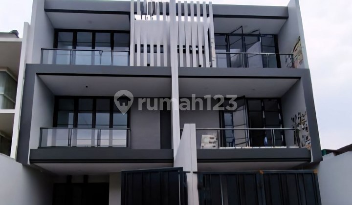 FOR SALE – Rumah Baru 3 Lantai Komplek Sunrise Garden, Jakarta Barat