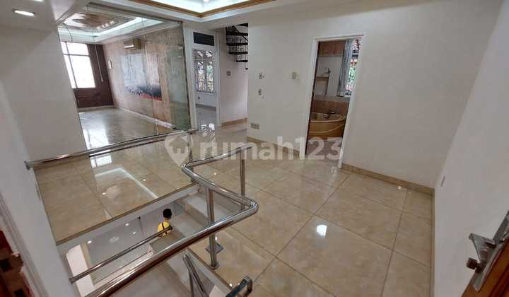 Jual Rumah Hoek 2,5 Lantai Tanjung Duren, Semifurnished, Depan Lapangan Olahraga, Cocok untuk Usaha Rumah Kost 2