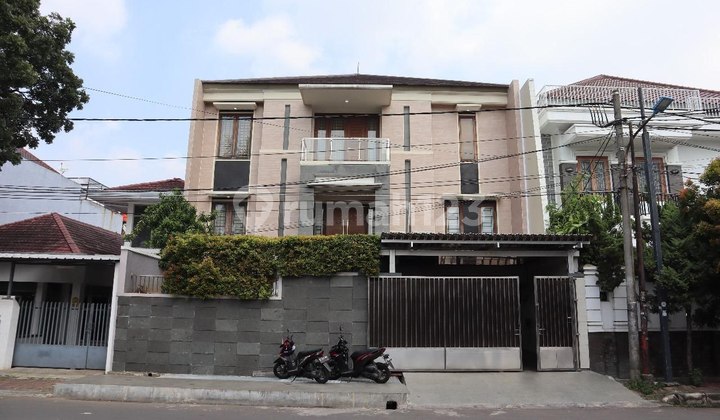 FOR SALE – Rumah Mewah 3 Lantai di Tanjung Duren Raya, Jakarta Barat