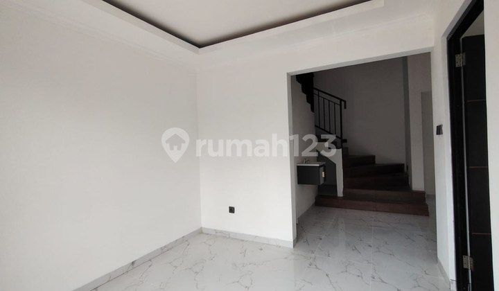 Rumah Siap Huni Konsep Mezanine Harga Ekonomis Dekat Cirendeu