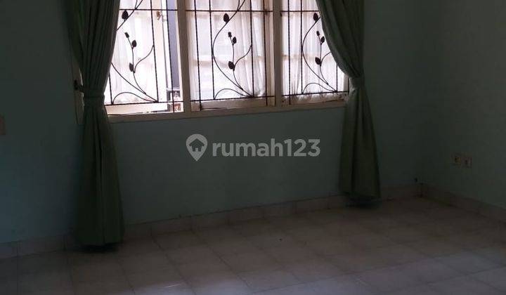 Rumah 2 Lantai Siap Huni Semi Furnished di Perumahan Legenda Wisata, Jakarta Timur 3