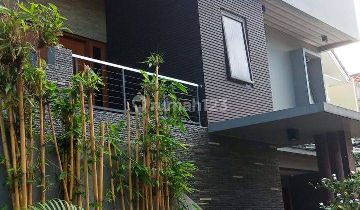 Rumah hook 3 lantai siap huni yang nyaman dan asri diperumahan legenda wisata cibubur 1