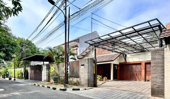 Quick Sale Old House in Senopati Area, Quiet Location. Within Portal. Area 401M Only Rp 22.5 M Negotiable