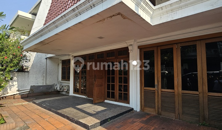 For Quick Sale: Old House in Hang Lekir Area - Kebayoran Baru. Wide, Quiet Street. Area 220m², IDR 13 Billion.