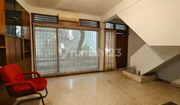 Dijua Murah Rumah Depan Taman di Kebayoran Baru. Luas 379M Lokasi Bagus 2