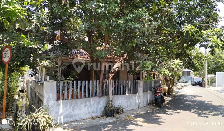 Hook House in Sunter Agung, Area 216m²