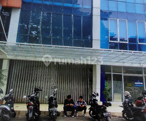 Disewakan Ruko Emerald Jalan Utama di Bintaro Tangsel $130
