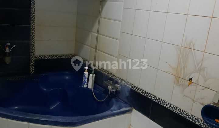 Rumah adem depan taman di pondok bambu jalan satu mobil  2