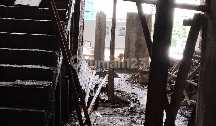 Investasi Terbaik di Jakarta Pusat: Rumah 3 Lantai Baru, Selangkah ke Kuliner Taman Solo Investasi Terbaik di Jakarta Pusat: Rumah 3 Lantai Baru, Selangkah ke Kuliner Taman Solo