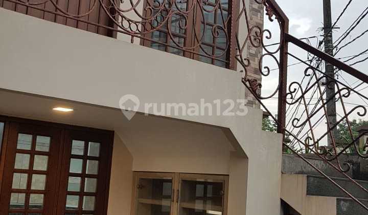 Rumah 3 Lantai di Kavling Dki Jakarta Timur: 6 KT, Strategis & Siap Huni! 1