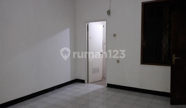 Rumah lama dekat komplek auri di jatiwaringin lokasi strategis dan aman 2