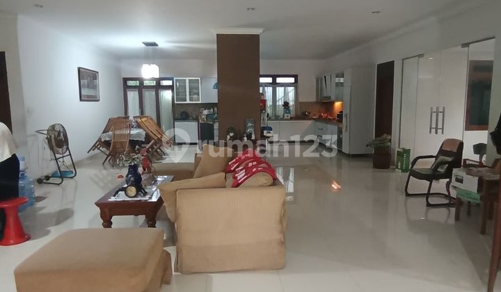 Prime Location! Well-Maintained Old House in Kebayoran Baru, Strategic Location 2