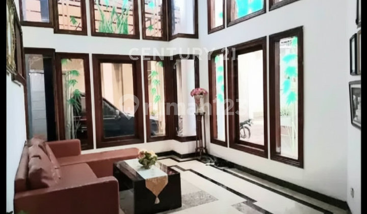 "Eksklusif Townhouse di Kebayoran Lama: Private Pool, Luas 518M² - Hanya 5 Menit ke Gandaria City!"