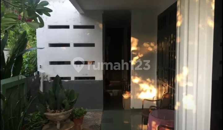 Corner house with minimal renovation in Pulomas, safe location. 2