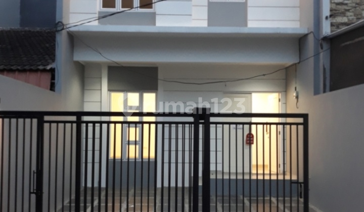 Modern & Private! Rumah Baru 2,5 Lantai di Gading - Plafon Tinggi & Hidden Rooftop"