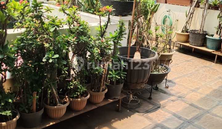 Well-Maintained 5BR House in Exclusive Jatipadang Residential Area 2