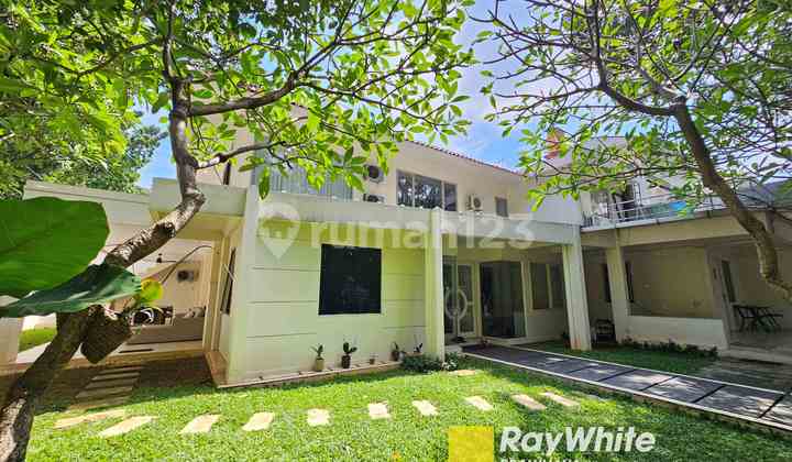 House in Kerinci, Kebayoran Baru, South Jakarta, 2 km to Senayan, suitable for residence or business.