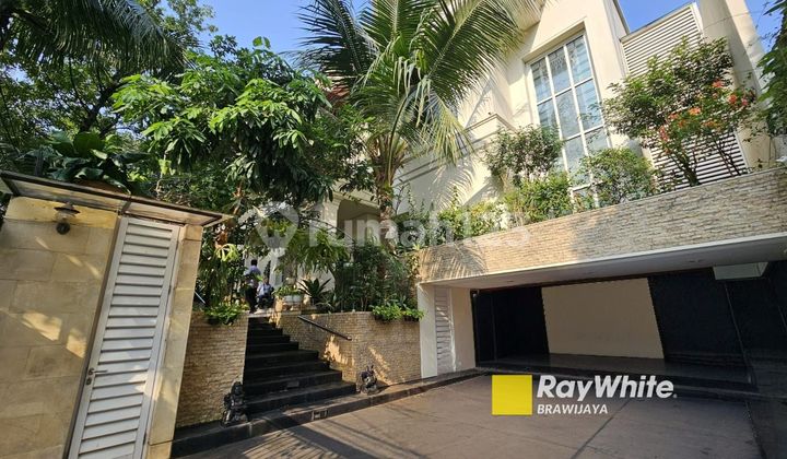 Luxurious House di jalan Wijaya, Kebayoran Baru, Jakarta Selatan, siap huni, 1 km ke MRT Blok M  1