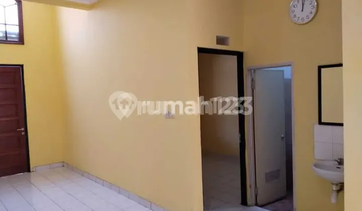 ruang keluarga rumah 1 lantai di kota