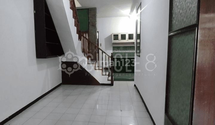 Jual Rumah Mewah 3 Lantai Dengan 5 Kamar Luas di Sarijadi 2