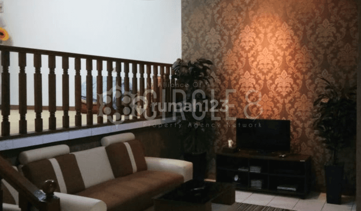 Sangat Terjangkau, Rumah 2 Lantai Full Furnished di Sarijadi 1