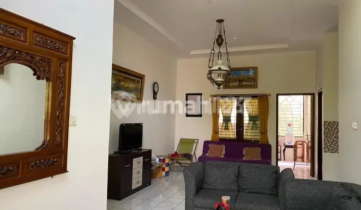 ruang keluarga rumah siap huni di tengan