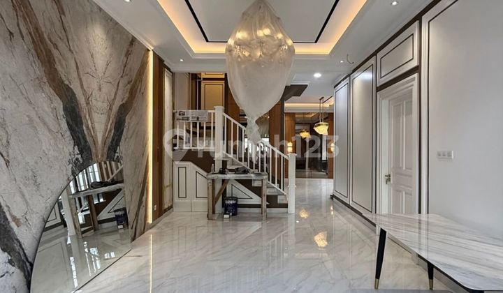 Rumah Baru Semi Furnished Jalan Lebar Lokasi Elit di Pondok Indah