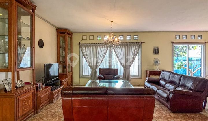 Rumah Tropikal Klasik Asri Lingkungan yang Aman dan Nyaman di RC Veteran Rumah Tropikal Klasik Asri Lingkungan yang Aman dan Nyaman di RC Veteran