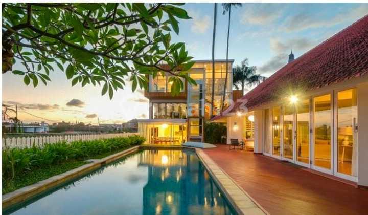 Villa Mewah di Berawa dengan Pemandangan Sawah Dekat Finns