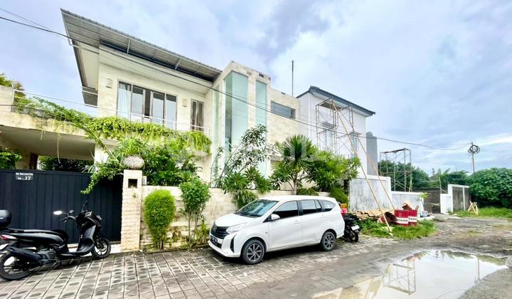 Modern Villa di Kerobokan Seminyak Badung Bali PRICE UNDER MARKET IN KEROBOKAN