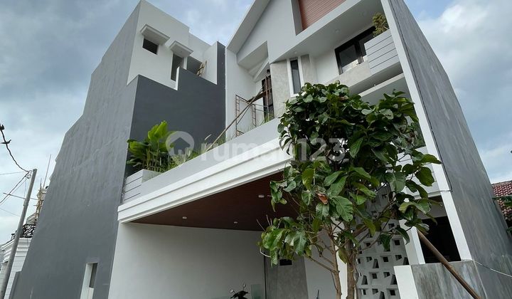 Rumah Baru Jakarta Selatan 3 Lantai Ada Balkon Besar 