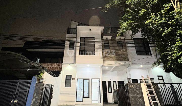 Sewa Rumah Baru Kalibata, 2.5 Lantai, Rooftop, dan Dapur Lengkap! 1