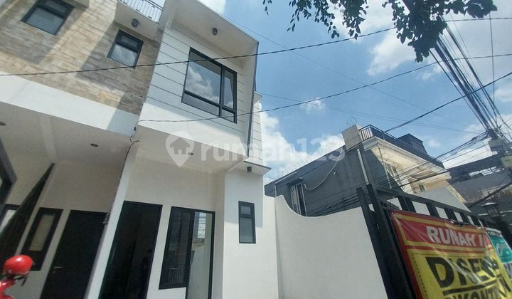 Sewa Rumah Baru Kalibata, 2.5 Lantai, Rooftop, dan Dapur Lengkap! 1
