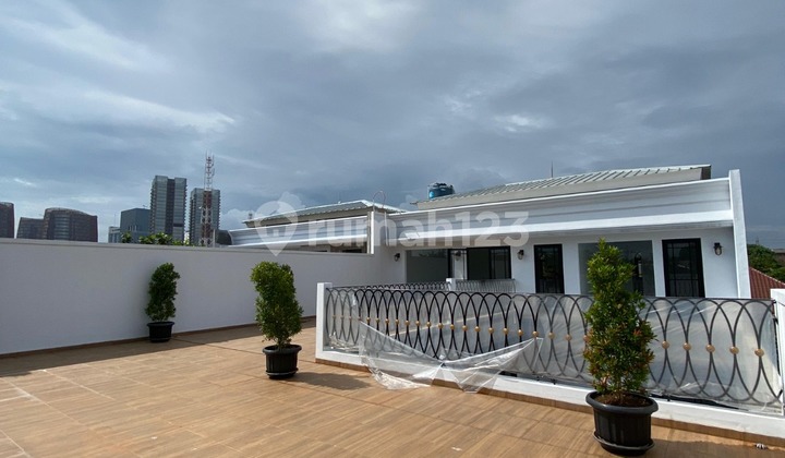 Hunian Mewah 3 Lantai di Cilandak - Swimming Pool & Rooftop