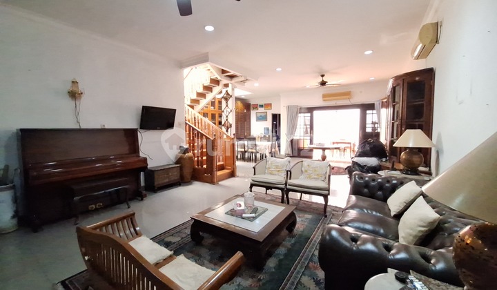 Rumah Classic  2 Lantai di Kebayoran Baru dengan swimpool 2