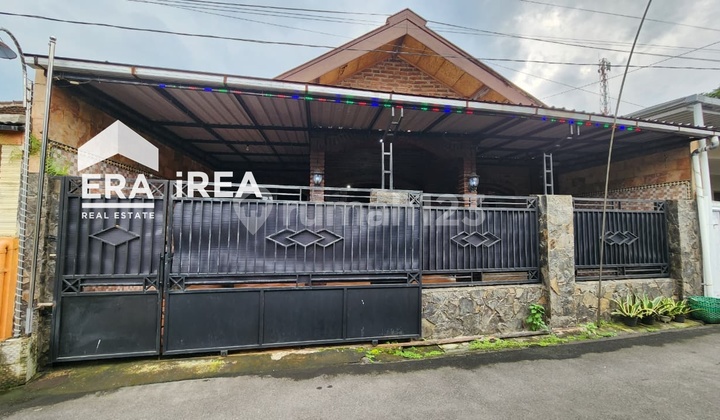 Rumah Fasade Bata Ekspose Unik, Dekat Kecamatan Boyolali