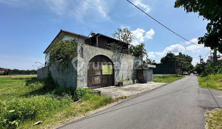 Rumah Bagus Bergaya Etnik di Banjarsari Solo, Full Furnished 2