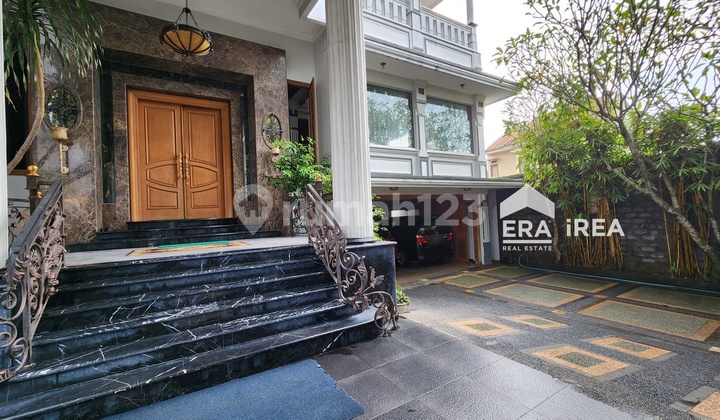 Very Luxurious 2-Story House with Swimming Pool and 6 Carports in Boyolali