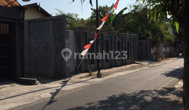 Selling land near Solo city business center, building included for free. Selling land near Solo city business center, building included for free.