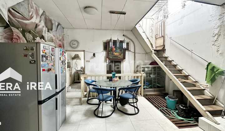 3-Story Shop House on Jalan Yos Sudarso Solo, Near Plaza Singosaren 2