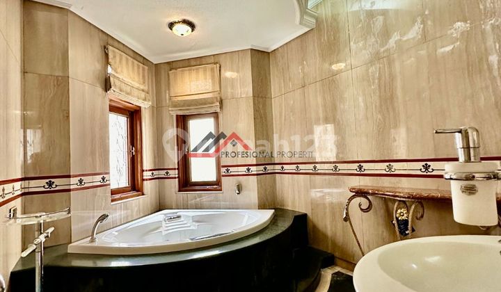 Luxury house in a premium area close to the city center. 2