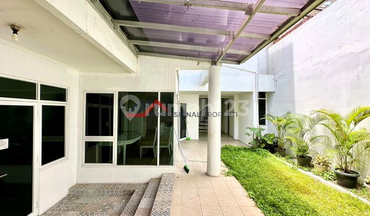 Nice House Strategic Location Suitable for Investment in Kebayoran Baru area, South Jakarta