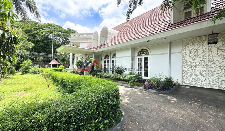 Rumah Bagus dan Kokoh Strategis Dekat Senayan City area Simprug, Jakarta Selatan